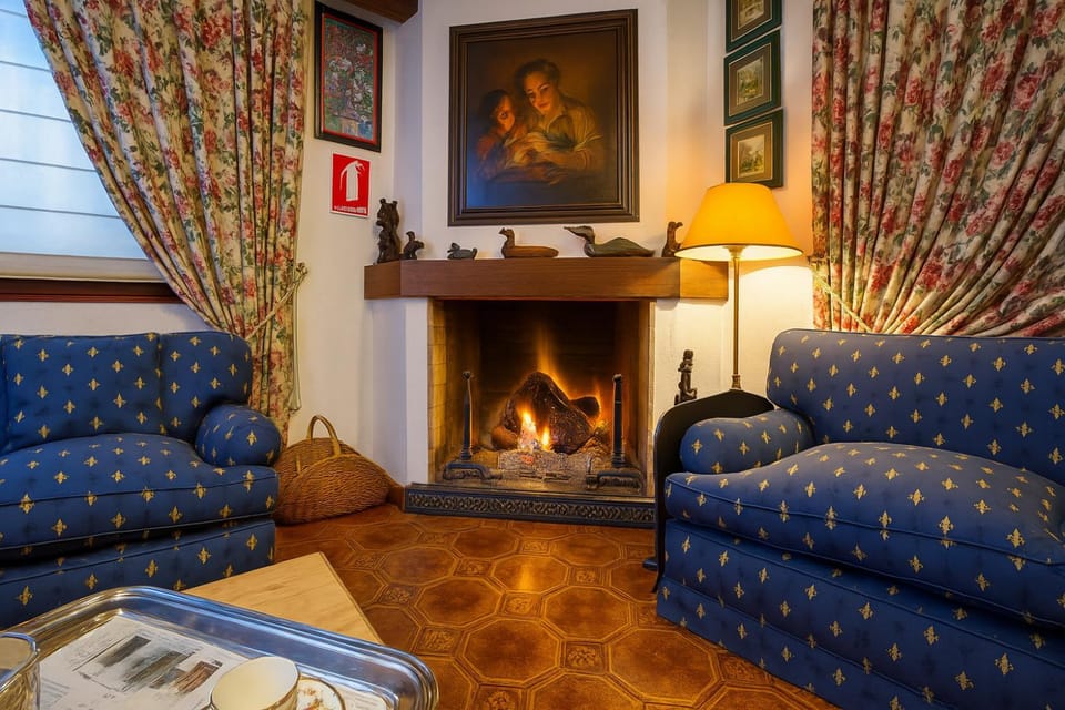 Living room, Seating area, fireplace