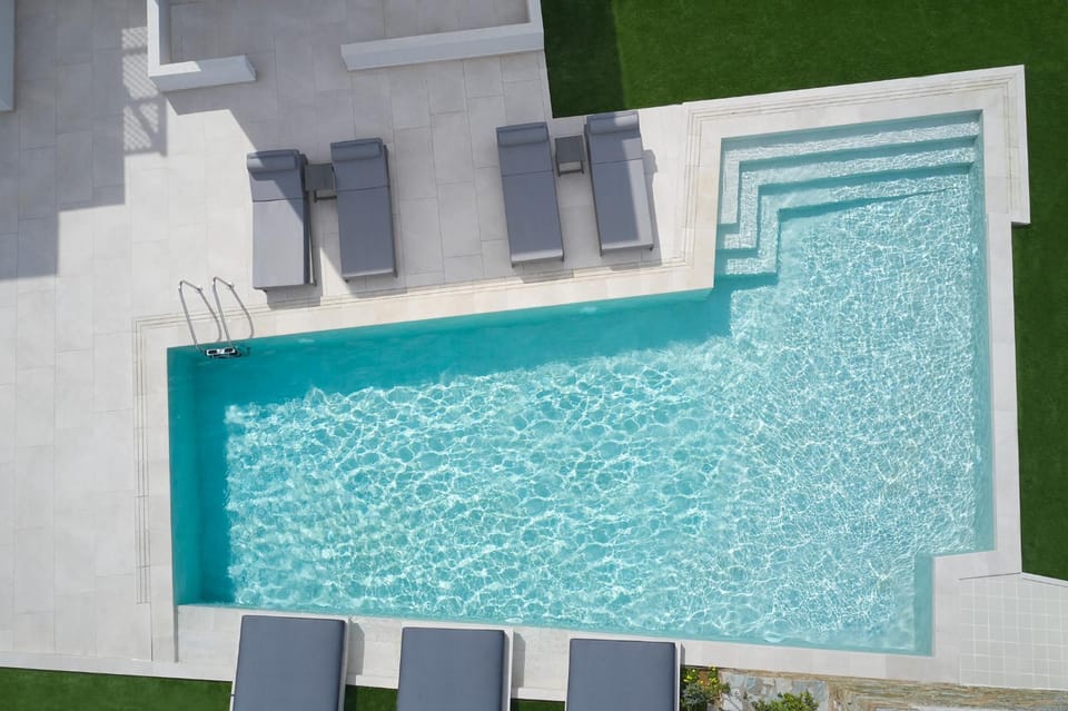 Swimming pool, sunbed
