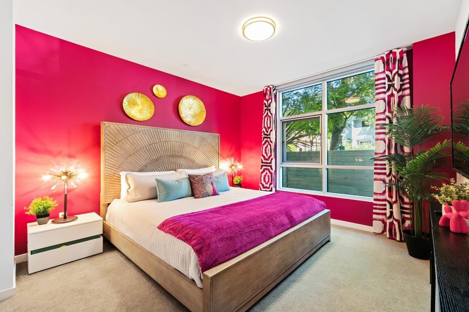 Fairfax District Chic City Oasis 2 BR Apt with Den 136 Apartment hotel in San Fernando Valley