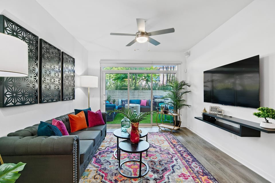 Fairfax District Chic City Oasis 2 BR Apt with Den 136 Apartment hotel in San Fernando Valley