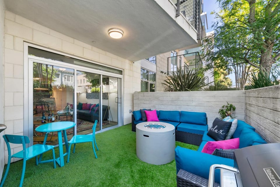 Fairfax District Chic City Oasis 2 BR Apt with Den 136 Apartment hotel in San Fernando Valley