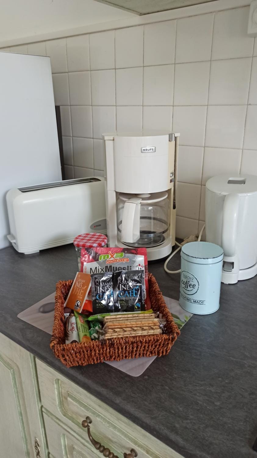 Kitchen or kitchenette, Food and drinks
