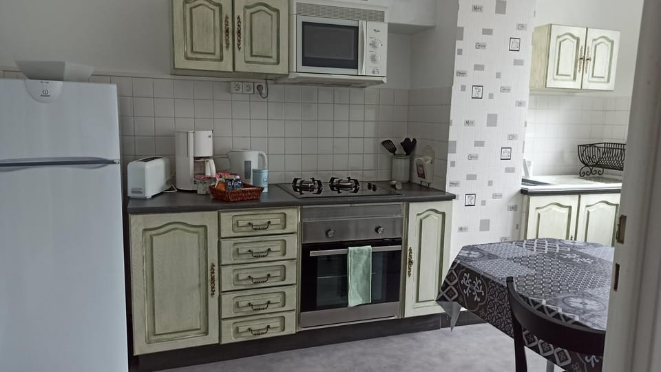 Coffee/tea facilities, Kitchen or kitchenette, Dining area, oven, stove, toaster