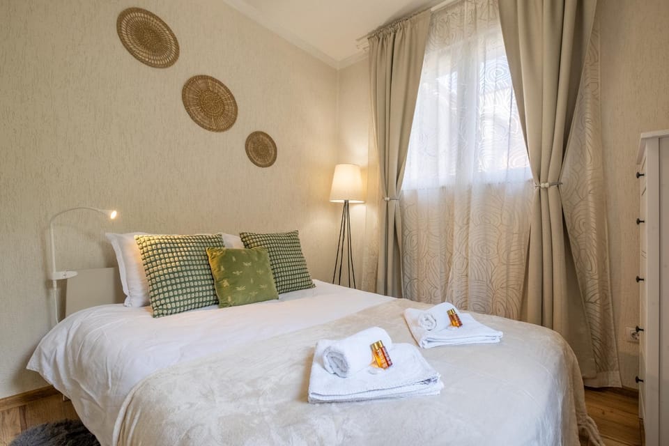 Bed, Bedroom, towels
