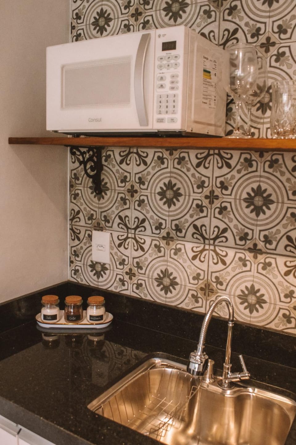 Kitchen or kitchenette, minibar