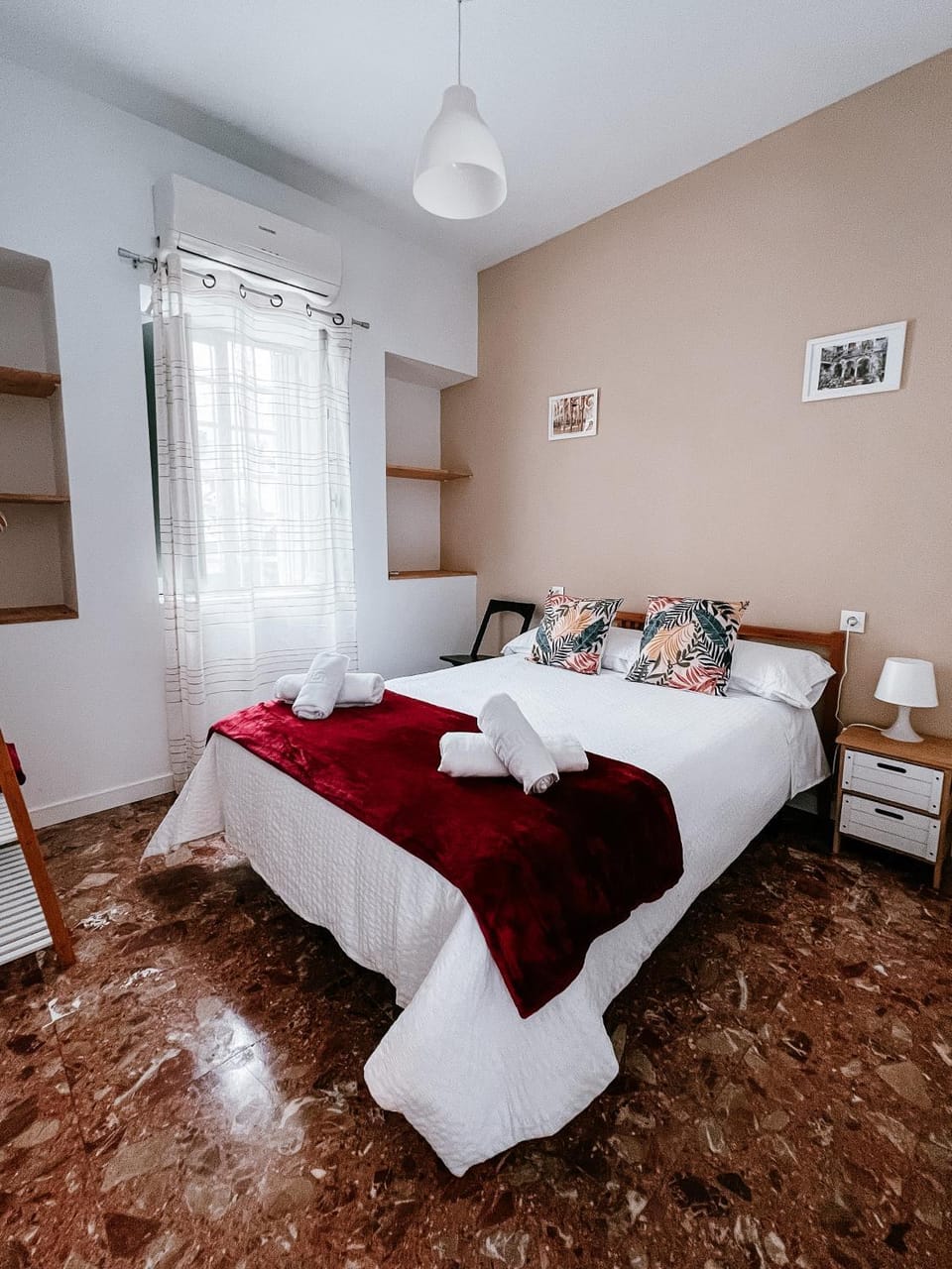 Bed, Bedroom, towels