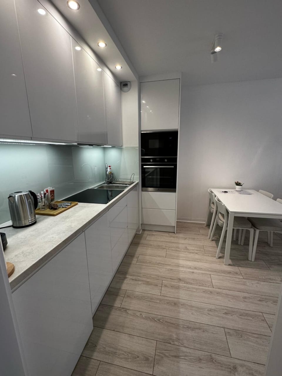 Kitchen or kitchenette, Dining area, minibar, stove