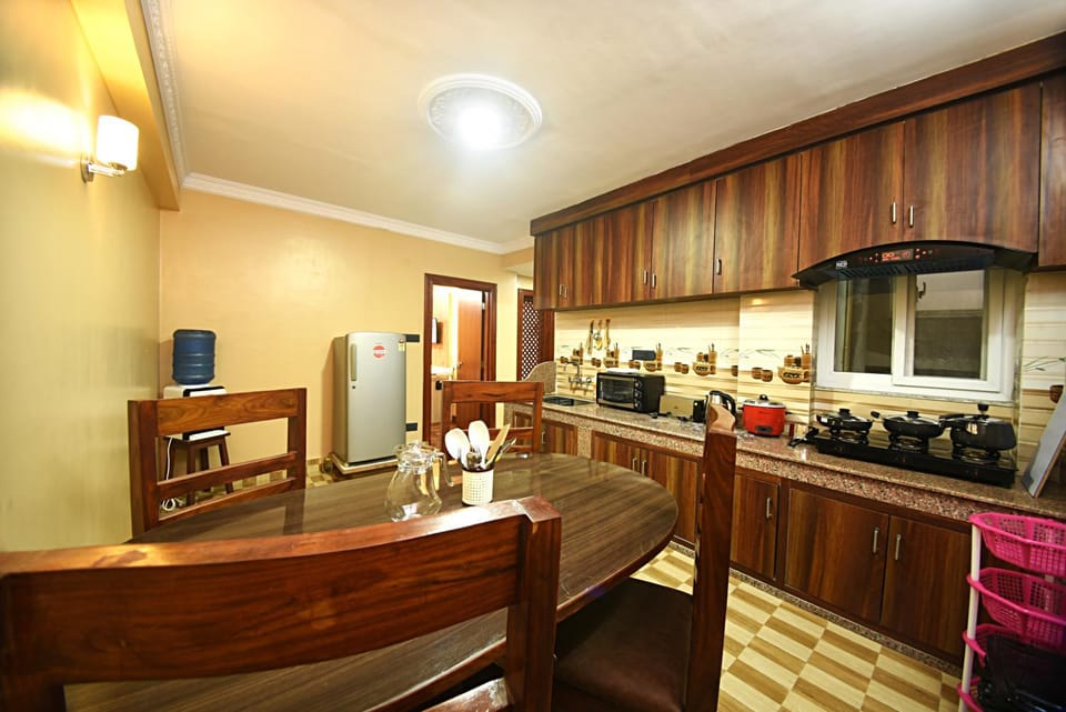 Kitchen or kitchenette, minibar