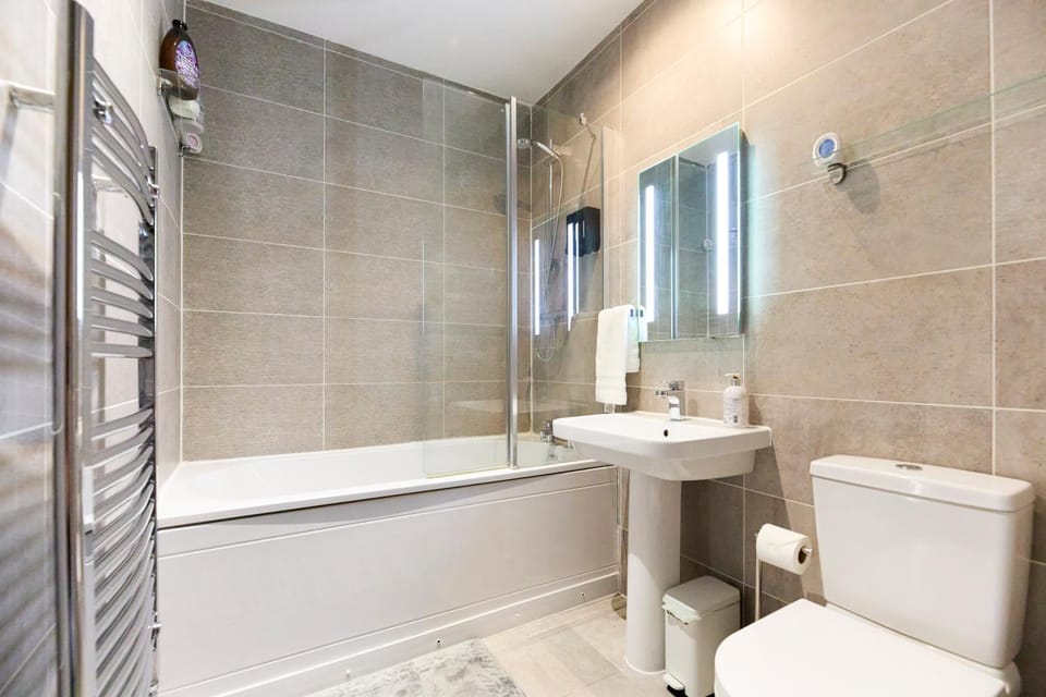 Shower, Toilet, Bathroom, Bath, towels