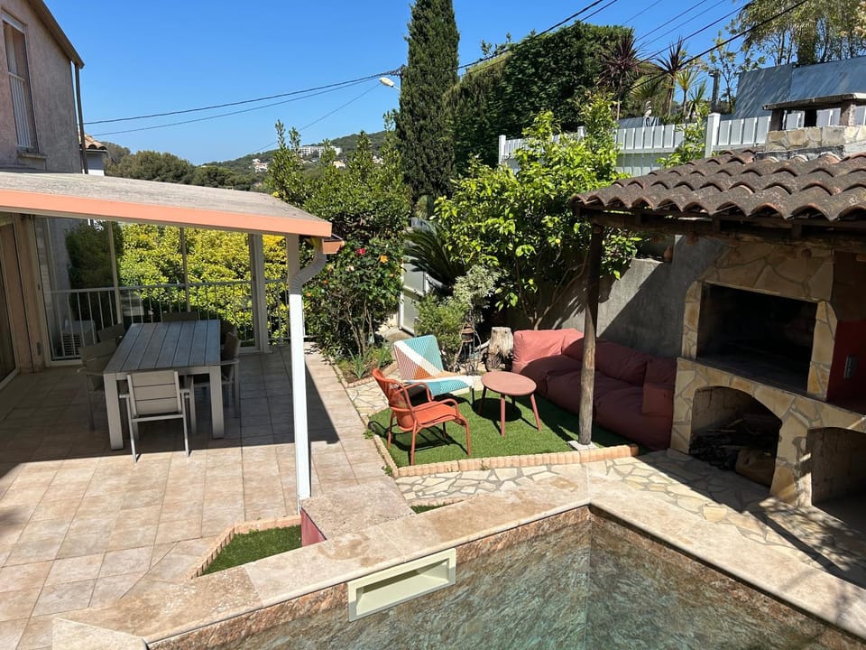 Villa L' Oliviera, vue mer et plages à pieds House in Occitanie