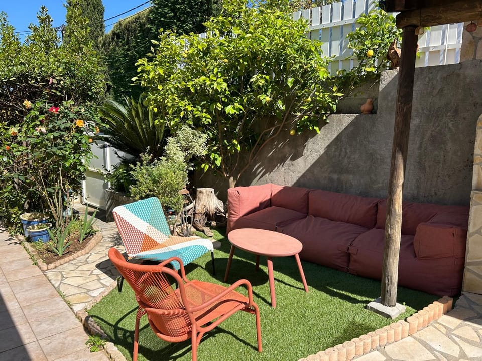 Villa L' Oliviera, vue mer et plages à pieds House in Occitanie