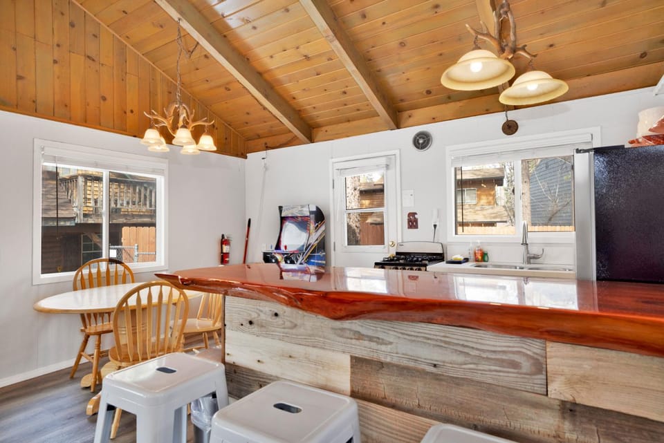 Storyville Hot Tub- Arcade- Walk To Marina Cabin Cabin in Big Bear