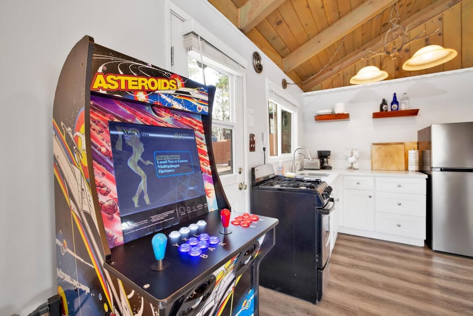 Storyville Hot Tub- Arcade- Walk To Marina Cabin Cabin in Big Bear