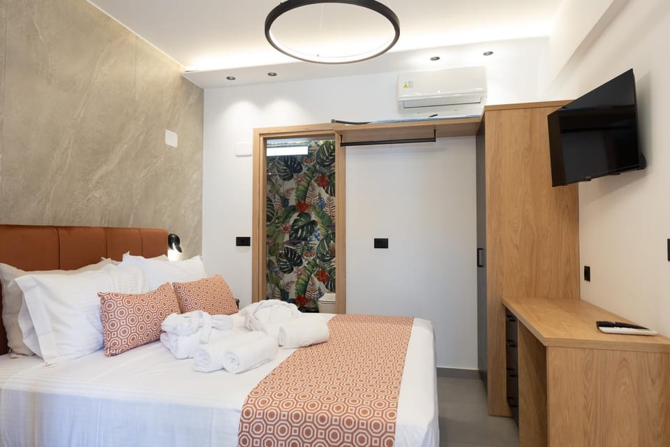 Bed, TV and multimedia, Bedroom, towels, air conditioner