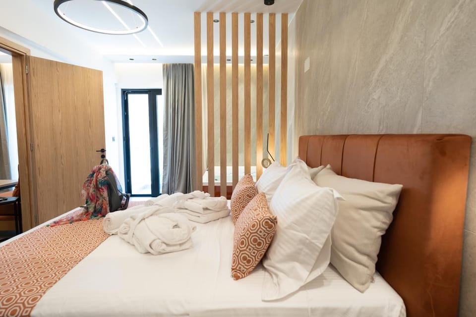 Bed, Bedroom, towels