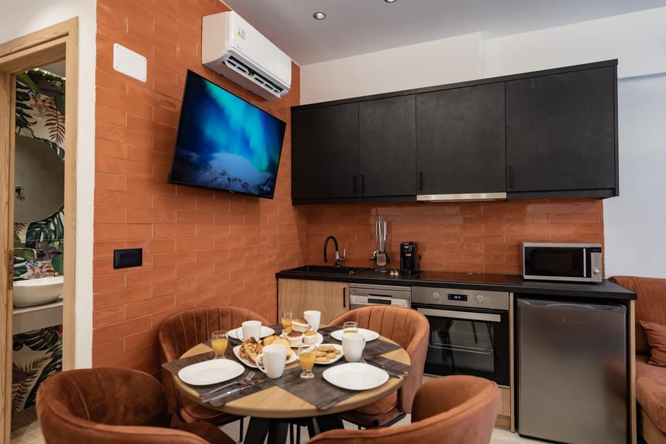 TV and multimedia, Coffee/tea facilities, Kitchen or kitchenette, Dining area, oven, stove