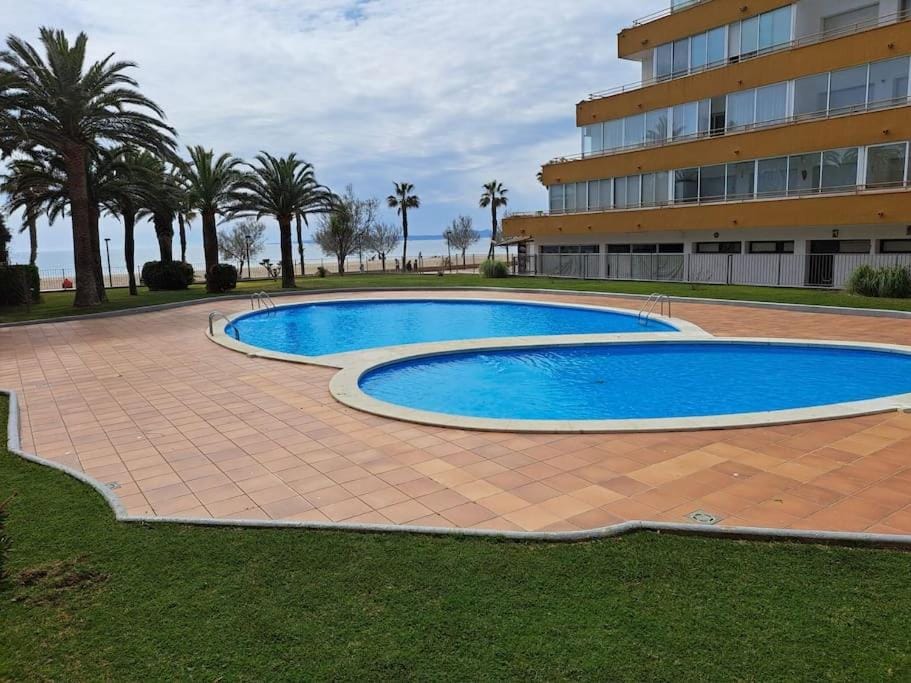Holiday center Apartamento vistas mar, acceso directo playa y piscina Apartment in Roses