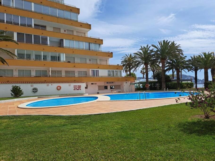 Holiday center Apartamento vistas mar, acceso directo playa y piscina Apartment in Roses