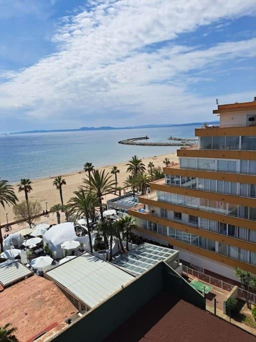 Holiday center Apartamento vistas mar, acceso directo playa y piscina Apartment in Roses