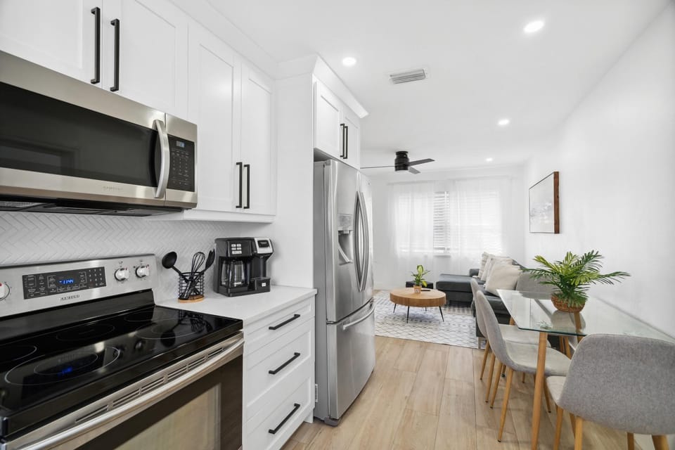 Coffee/tea facilities, Dining area, Breakfast, microwave, stove, kitchen