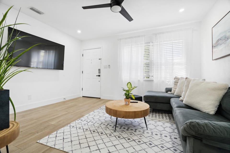 Facade/entrance, TV and multimedia, Living room