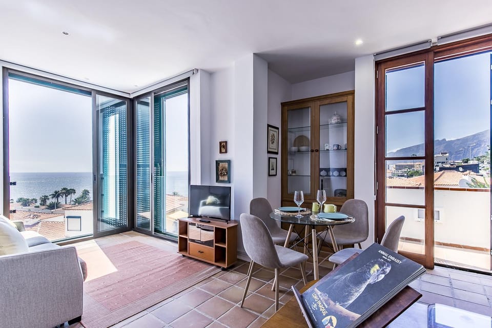 Day, Living room, Dining area, Mountain view