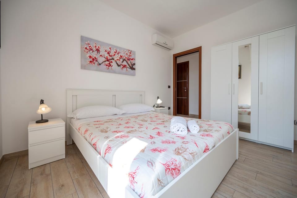 Bed, Photo of the whole room, Bedroom, wardrobe, air conditioner