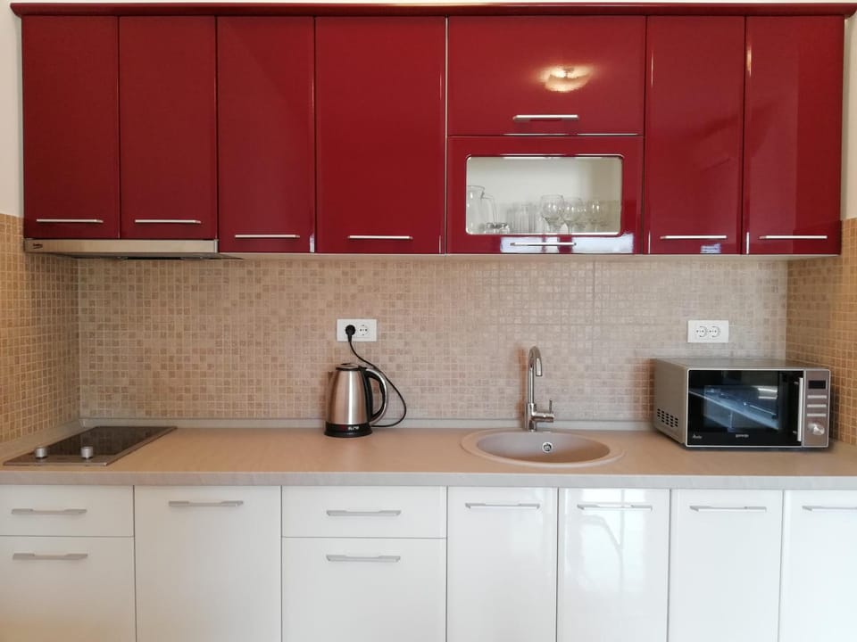 Kitchen or kitchenette, minibar