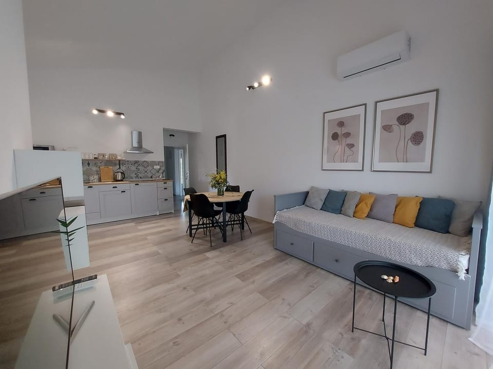 Kitchen or kitchenette, Living room, Seating area, Dining area, air conditioner