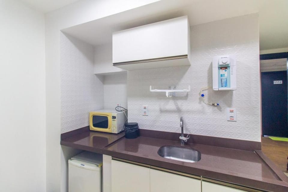 Kitchen or kitchenette, minibar