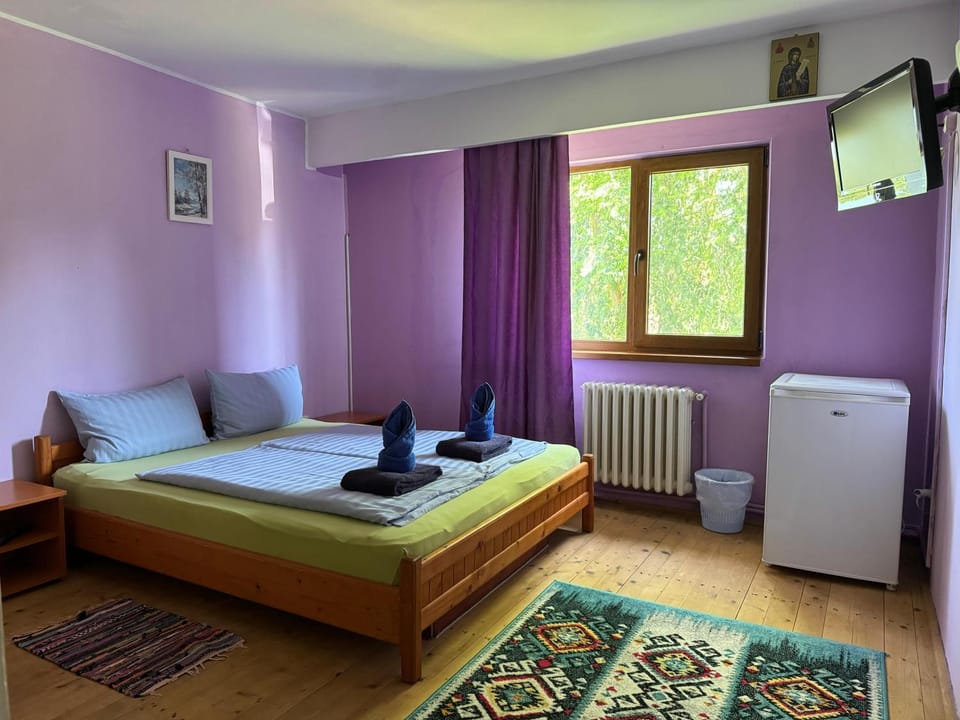 Bed, TV and multimedia, Bedroom