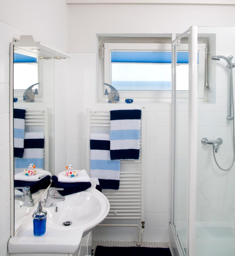 Shower, Bathroom, towels