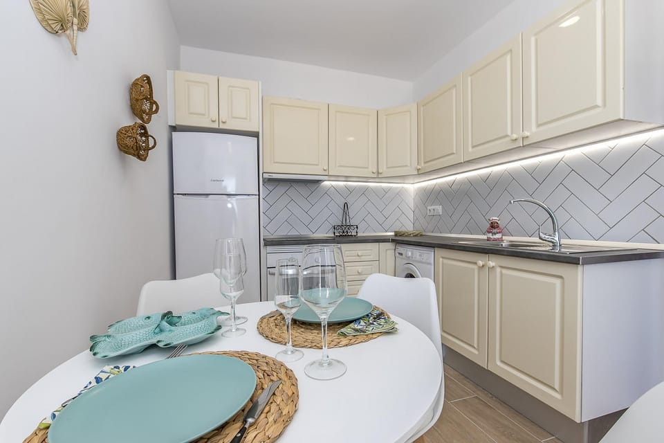 Kitchen or kitchenette, Dining area