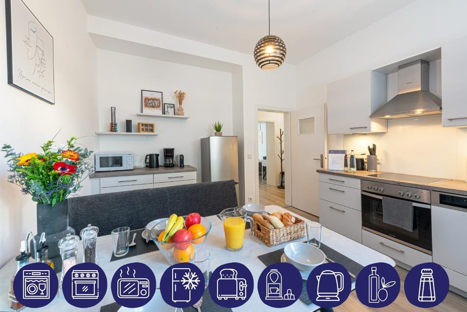 Coffee/tea facilities, Kitchen or kitchenette, Dining area, dishwasher, internet, internet, microwave, oven, stove, toaster, kitchen