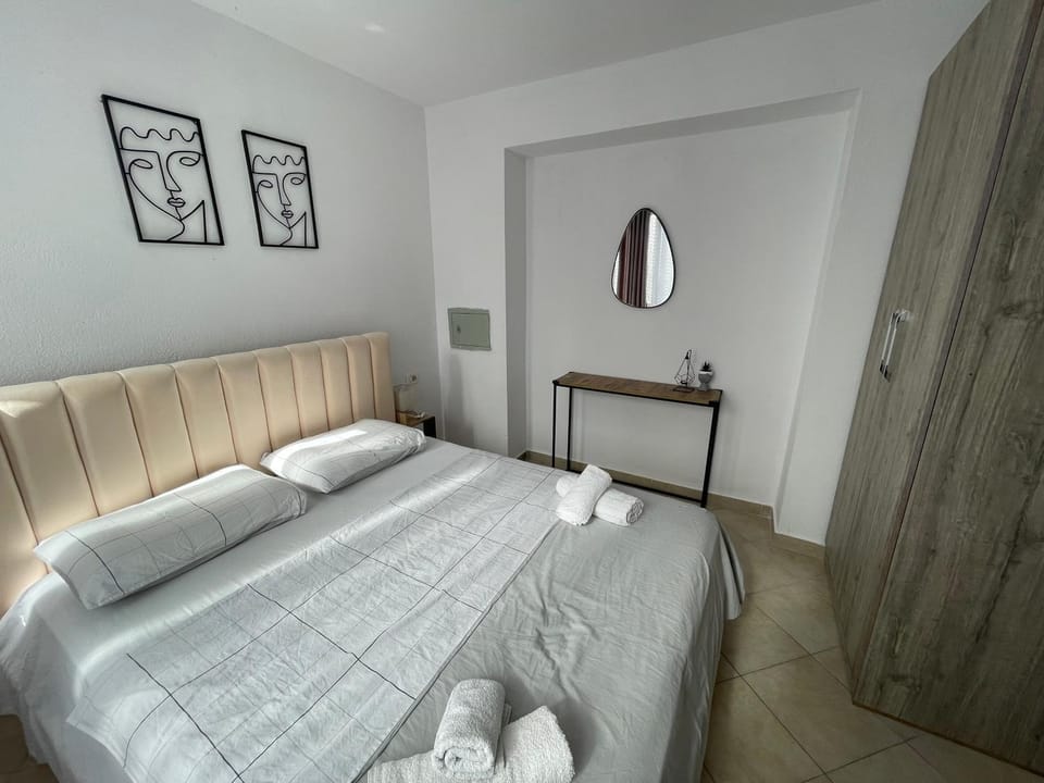 Bed, Photo of the whole room, towels
