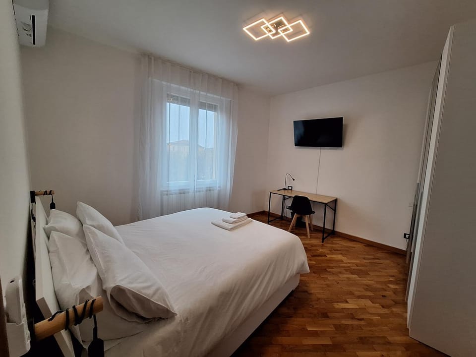 Bed, TV and multimedia, Photo of the whole room, Bedroom, hair dresser