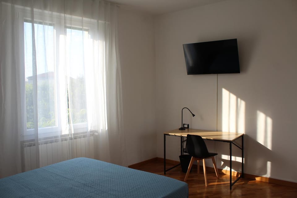 Bed, TV and multimedia, Bedroom