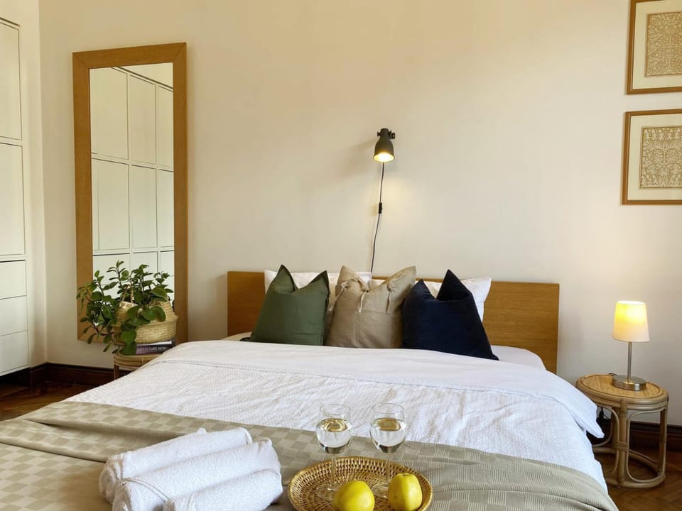 Bed, Bedroom, towels