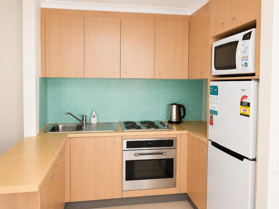 Coffee/tea facilities, Kitchen or kitchenette, stove, toaster