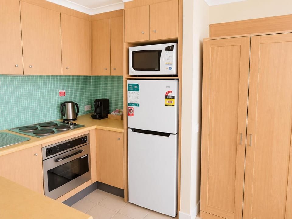 Coffee/tea facilities, Kitchen or kitchenette, oven, stove, toaster