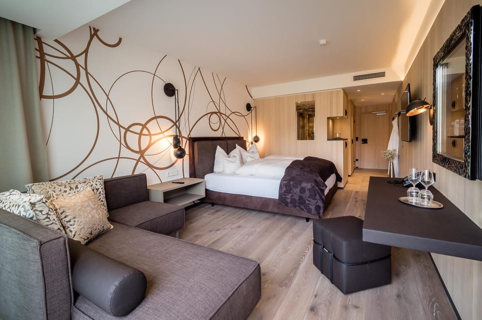Photo of the whole room, Seating area, Bedroom