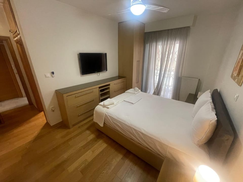 Bed, TV and multimedia, Photo of the whole room, Bedroom, fireplace