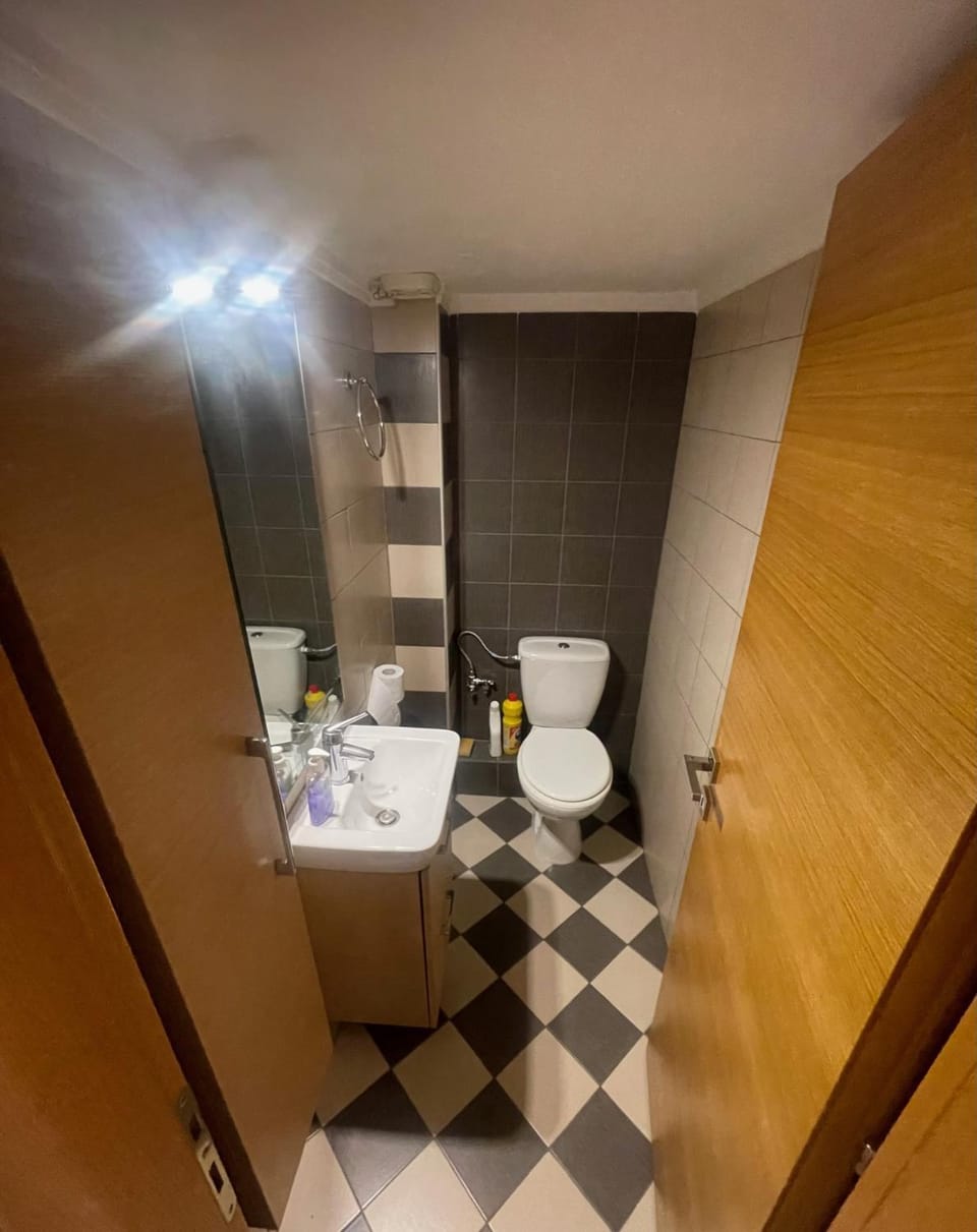 Toilet, bidet
