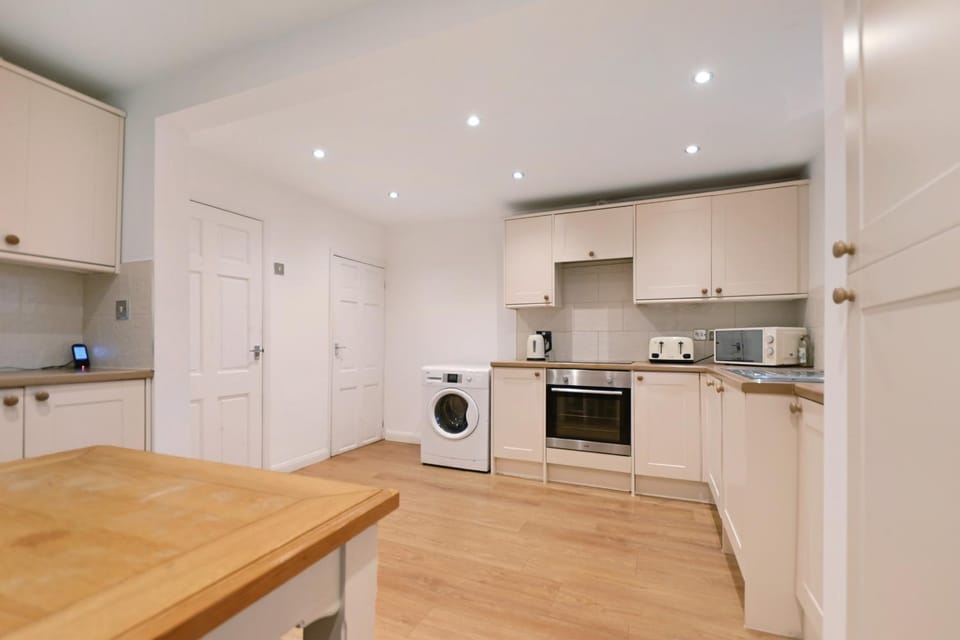 Coffee/tea facilities, Kitchen or kitchenette, Dining area, dishwasher, oven, stove, toaster, washing machine