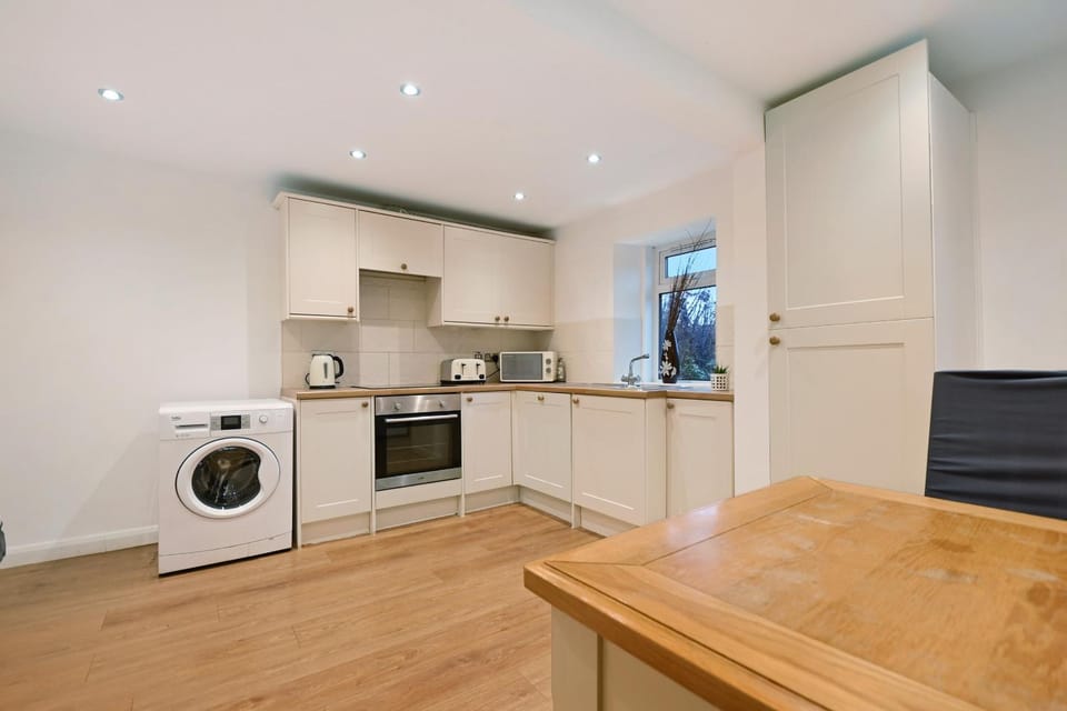 Kitchen or kitchenette, Dining area, dishwasher, oven, stove, toaster, washing machine