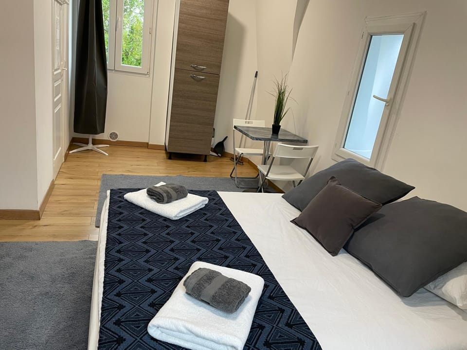 Photo of the whole room, towels