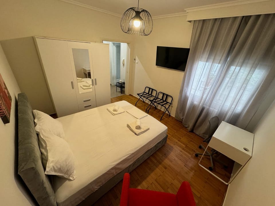 Bed, TV and multimedia, Photo of the whole room, Bedroom, towels