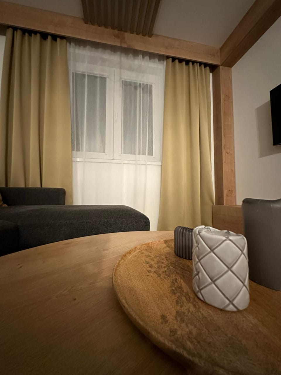 Bed, TV and multimedia, Living room, Photo of the whole room, Seating area, Bedroom