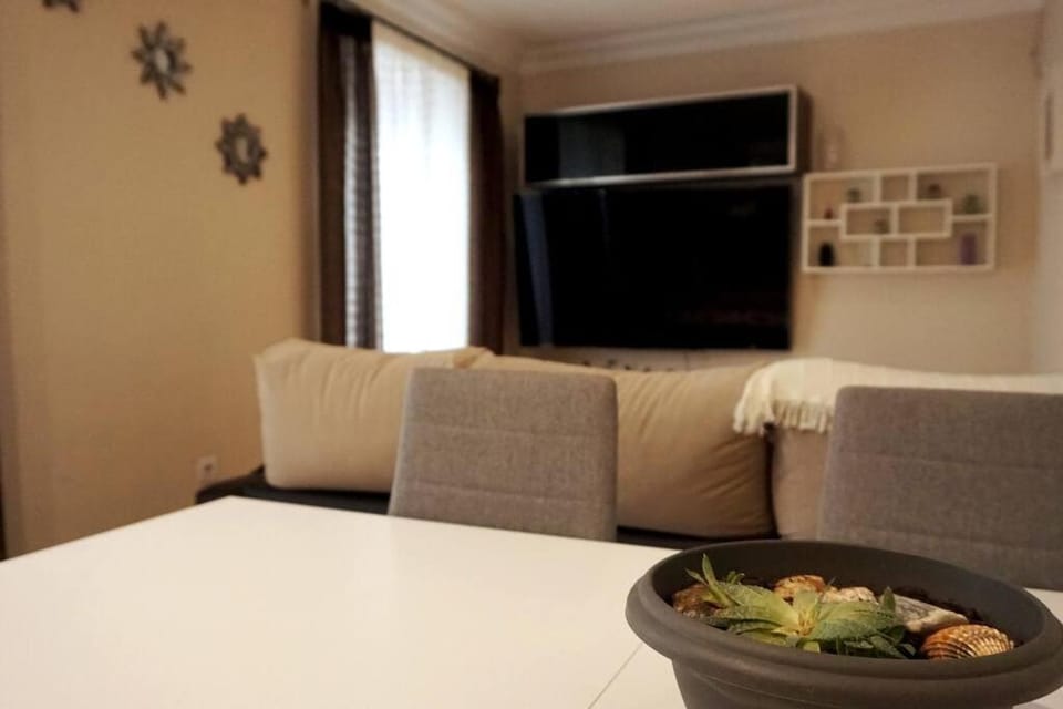 TV and multimedia, Photo of the whole room, Seating area, Bedroom