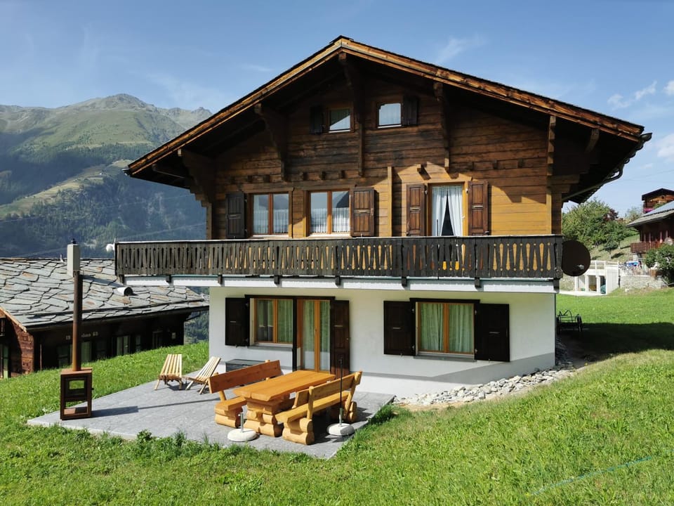 Property building, Garden, Balcony/Terrace, Garden view, Mountain view, flat iron
